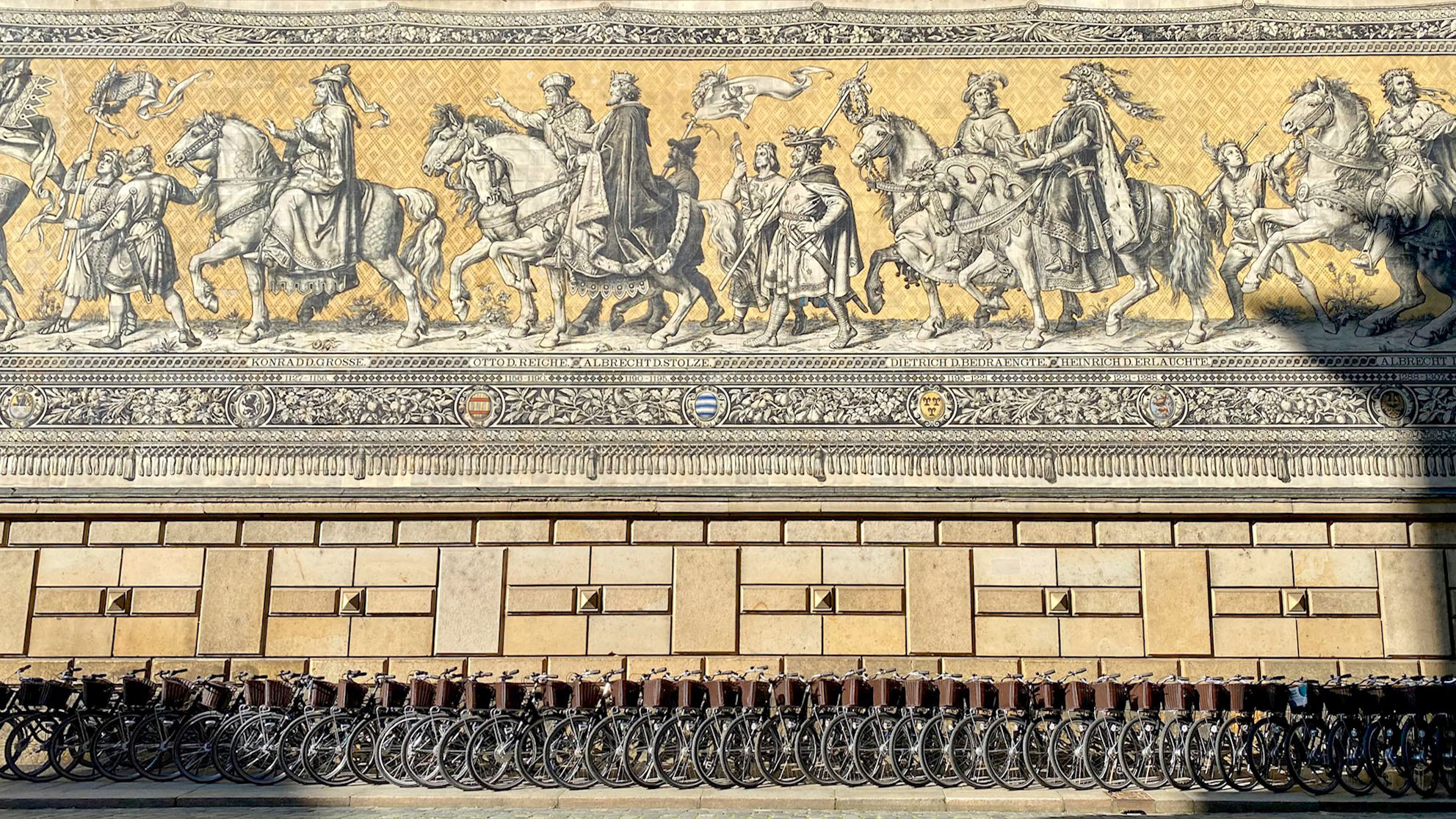 Zahlreiche Mietfahrräder von Dresden Bike vor dem Fürstenzug