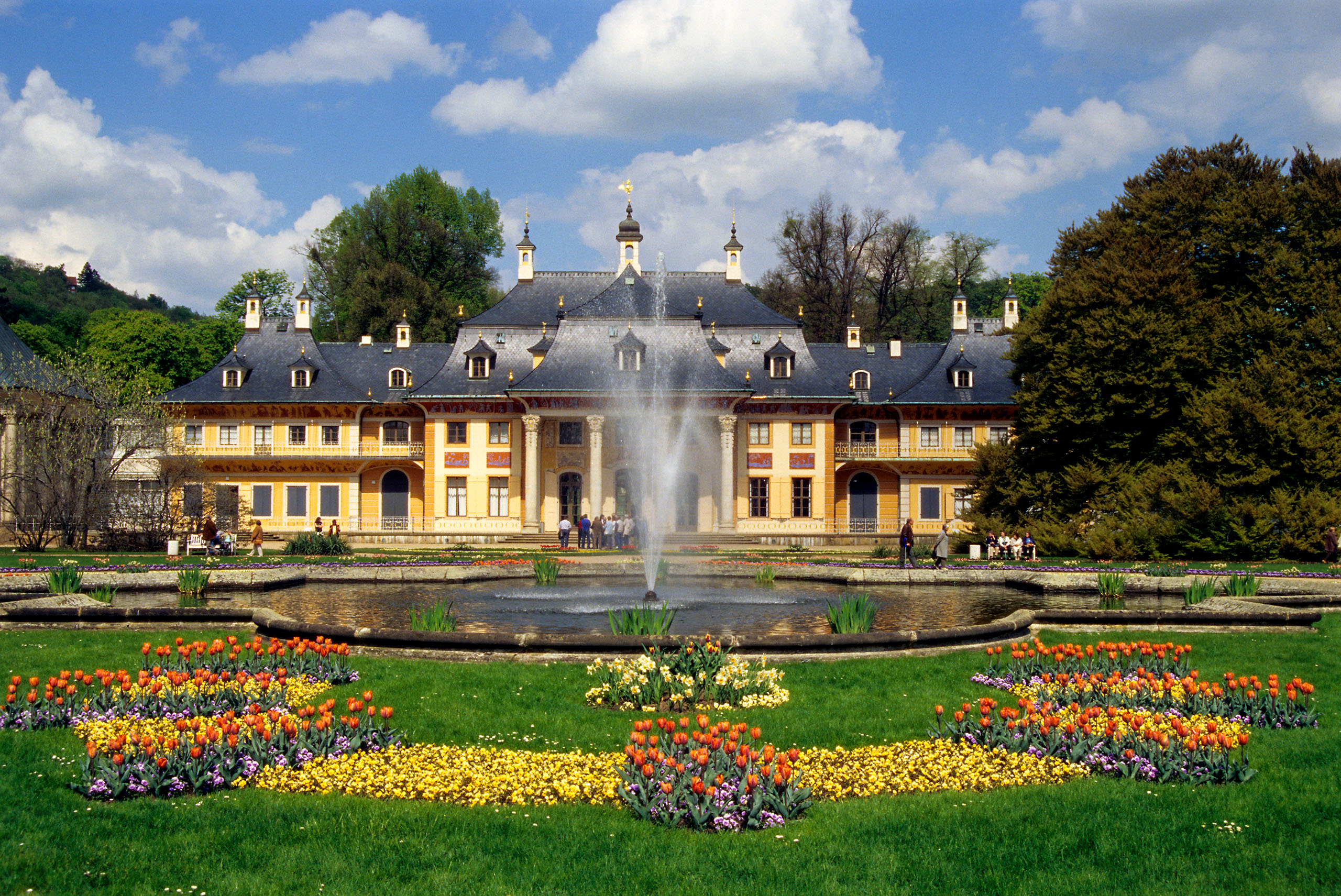 Schloss & Park Pillnitz in Dresden Blick auf das Bergpalais von Schloss Pillnitz